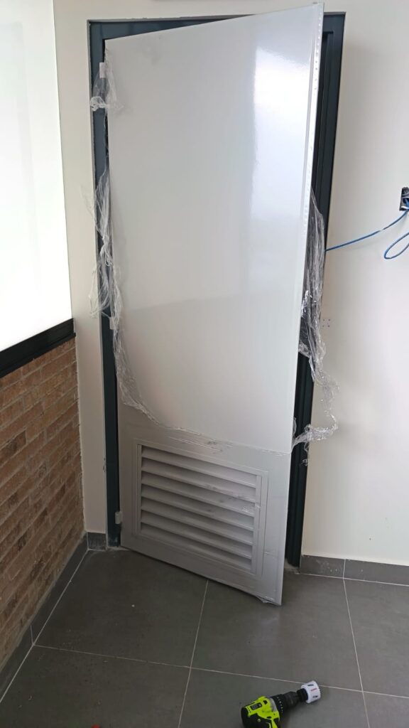 Puerta punto fijo con rejilla